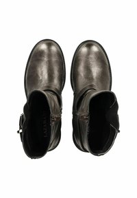 Botas de tobillo metálico gris con textura de cuero suave, cremalleras laterales y detalles de correas de hardware. Punta redonda y tacón bajo apilado.