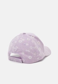 Lila Baseballcap mit floralem Muster und weißen Gänseblümchen, aus Baumwolle und mit einem verstellbaren Riemen auf der Rückseite.