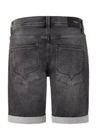 Shorts de mezclilla en gris oscuro con el dobladillo enrollado. Presenta dos bolsillos traseros con costura en forma de chevron y una etiqueta de marca encima de la cinturilla.