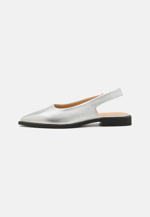 Stříbrné slingback boty s špičatou špičkou, plochou černou podrážkou a hladkým kovovým povrchem. Design s vykrojenou patou zvyšuje prodyšnost.
