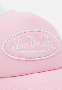 Gorra de algodón rosa con un logo bordado en blanco en relieve que dice "Von Dutch ORIGINALS." La gorra tiene un visera curva y detalles cosidos.