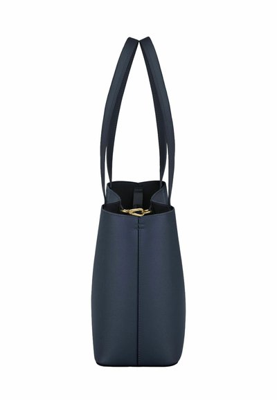 Torba za na rame iz temno modrega usnja z dolgima ročajema in zlatim zaponkom, prikazana s strani na belem ozadju.