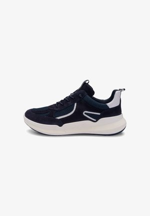 Dunkelblauer und weißer flacher Sportschuh mit Mesh- und Veloursleder-Obermaterial, dicker weißer Sohle und Schnürverschluss, seitlich dargestellt.
