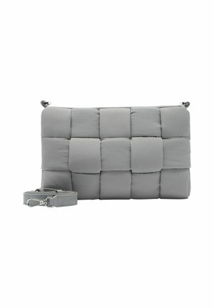 Graue, gepolsterte rechteckige Clutch mit gestepptem Quadratmuster und abnehmbarem Tragegurt mit silbernen Verschlüssen.