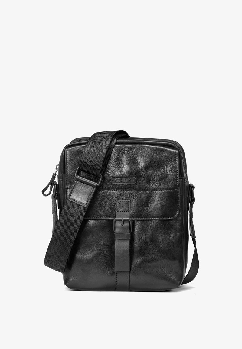 Czarna skórzana torba na ramię o fakturowanym wykończeniu, regulowanym pasku, przedniej klapie z klamrą i detalem z logo. Kompaktowy prostokątny kształt.
