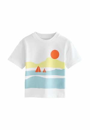 Valkoinen puuvillapaita, jossa on rantojakohtaus: oranssi aurinko, keltaiset kukkulat, sininen vesi ja punaiset purjevenheet etuosassa.