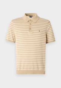 Beige poloshirt met korte mouwen en witte strepen, voorzien van een kraag, een drie-knopen sluiting en een klein logo op de borst.