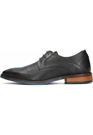 Zwarte leren dresschoenen met een gladde afwerking, geperforeerde details, een blauwe rubberen zool en een mediumbruine houten hakaccent.