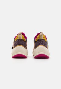 Sneaker colorati con una tomaia in rete e glitter, caratterizzati da accenti rosa, oro e blu. Suola spessa beige con una parte inferiore texturizzata rosa.