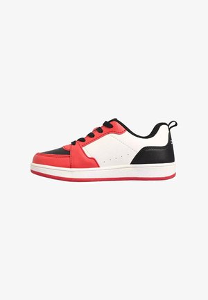 Zapatilla baja en rojo, blanco y negro con cordones negros, media suela blanca y suela exterior roja sobre fondo blanco liso.