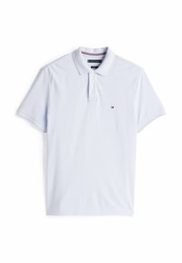 Polo shirt in cotone azzurro chiaro con colletto classico, maniche corte e un piccolo logo sul petto. Tessuto morbido, design semplice.
