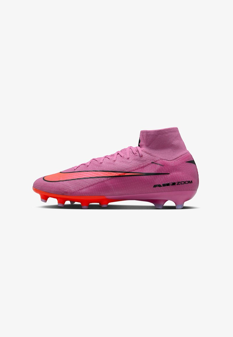 Crampon de football rose avec un col haut, tige texturée, accents noirs et une bande orange vive. Doté d'une semelle en caoutchouc avec des crampons moulés.