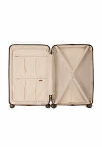 Weichseitiger Koffer mit einem beigen Inneren, der mehrere Reißverschlusstaschen und einen Kreuzriemen zur Sicherung von Gegenständen aufweist. Dunkelbraune Akzente.