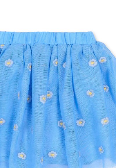 Blauwe mesh rok met elastische tailleband, versierd met kleine geborduurde witte en gele madeliefjes.