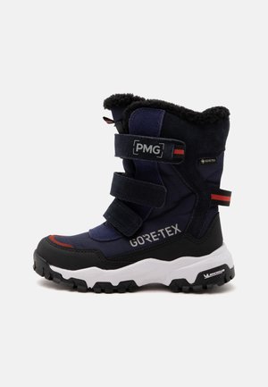 Botte d'hiver montante en tissu noir et bleu marine, trois bandes velcro, semelle blanche robuste et marquage Gore-Tex imperméable sur le côté.