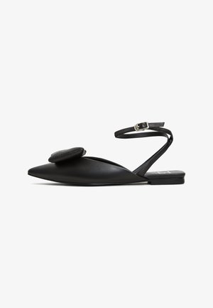 Zwarte slingback ballerina's met een spitse neus, gemaakt van glad materiaal. Voorzien van een decoratieve, textuurronde accent op de wreef.