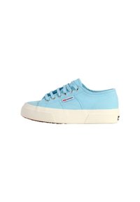 Sneakers in tela azzurra chiara con suole in gomma bianca, caratterizzati da una punta arrotondata, sei occhielli per i lacci e un piccolo logo del marchio sul lato.