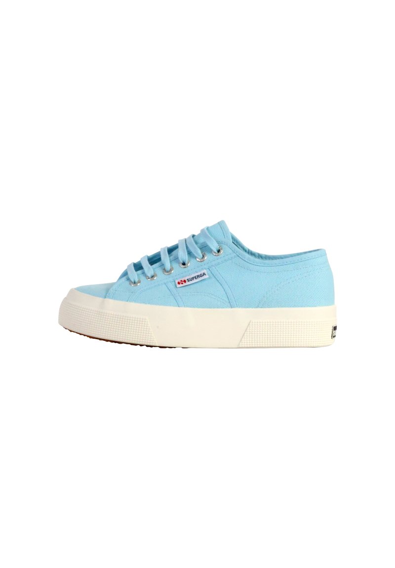 Sneakers in tela azzurra chiara con suole in gomma bianca, caratterizzati da una punta arrotondata, sei occhielli per i lacci e un piccolo logo del marchio sul lato.