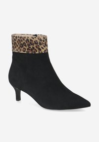 Botte de cheville en daim noir avec un bout pointu et un talon kitten. Dotée d'un col en imprimé léopard en haut, avec une texture lisse.