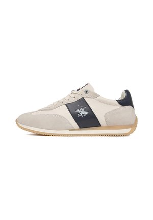 Sneaker beige chiaro con punta e tallone in camoscio, banda laterale nera con logo bianco del giocatore di polo e suola in gomma naturale.