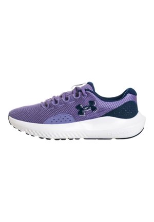 Scarpa sportiva viola in mesh con accenti blu navy, suola imbottita bianca, logo Under Armour sul lato e chiusura con lacci.
