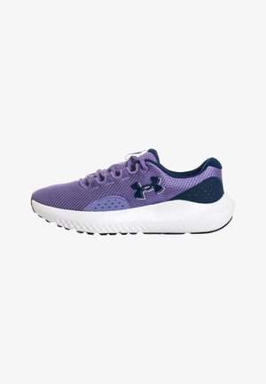 Scarpa sportiva viola in mesh con accenti blu navy, suola imbottita bianca, logo Under Armour sul lato e chiusura con lacci.