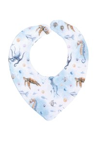 Baby bandana slabbetje met blauw oceaanthema, met schildpadden, zeepaardjes, vissen, octopus en kwal, vastgemaakt met drukknopen.