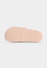 Σόλα ροζ σαγιονάρας Adidas με ζιγκ-ζαγκ και διαγώνια σχέδια πέλματος με το λογότυπο Adidas στο κέντρο.