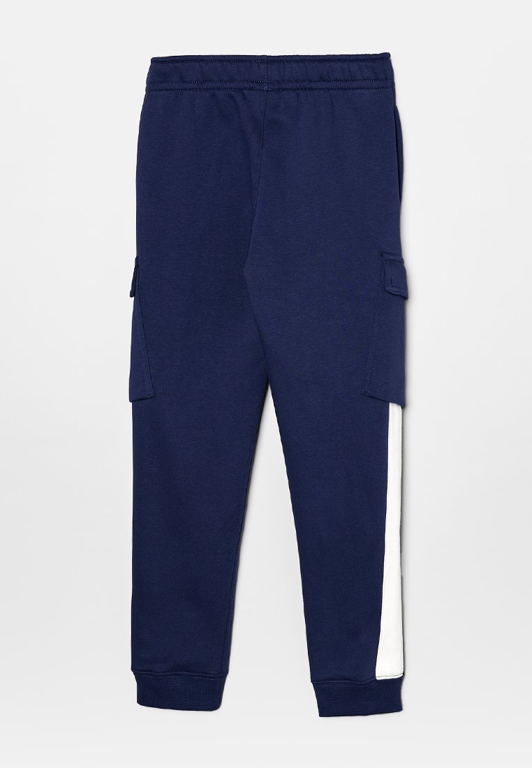 Marineblaue Jogginghose mit seitlichen Cargo-Taschen, weißem Streifen entlang der äußeren Beine, elastischem Bund und gerippten Bündchen am Knöchel.