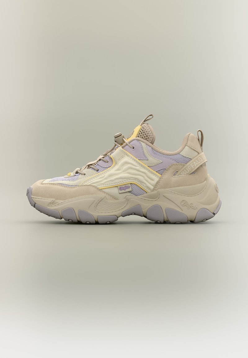 Baskets épaisses beiges et lavande avec semelle épaisse, panneaux en mesh et en daim, languettes à tirer sur la languette et le talon, et détails de marque "Buffalo".