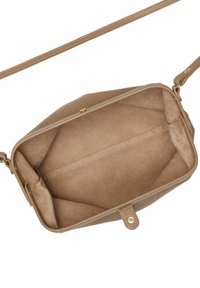 Borsa a tracolla rettangolare color tan con esterno liscio e interno in morbido camoscio. Presenta una chiusura a pattina e una tracolla removibile.