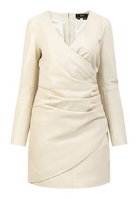 Rochie din piele bej deschis, cu mâneci lungi, design înfășurat și detalii pliate. Prezintă un decolteu în V și închidere cu fermoar la spate.