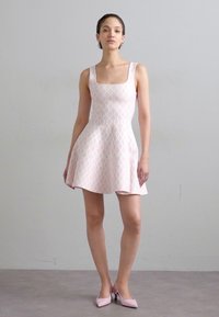 Maje RUSSEL - Džersejové šaty - rose pale