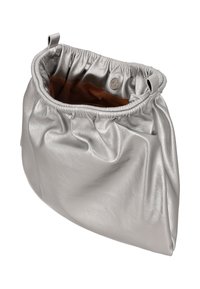 Zilverkleurige metallic lederen clutch met een geplooide bovenkant, een aangetrokken sluiting en een zachte textuur; het interieur heeft een bruine voering.