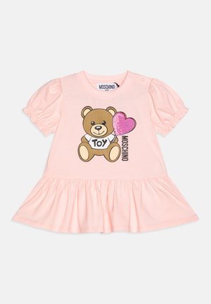 Abito corto a maniche corte rosa chiaro con gonna arricciata, caratterizzato da una grafica di un orso che tiene un cuore glitterato e il testo "TOY". Realizzato in tessuto morbido.