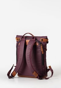 Zaino marrone con finitura texturizzata, accenti in pelle marrone, spallacci regolabili e una maniglia superiore. Presenta cerniere e un design elegante.