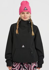 Zwarte pulloverjack met een hoge kraag, elastische manchetten en een voorzak. Bevat een driehoeklogo. Gecombineerd met een roze ribbelgebreide muts.