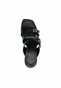 Sandale noire à glissière avec trois brides horizontales ornées de boucles dorées, un bout carré et une texture en cuir lisse.