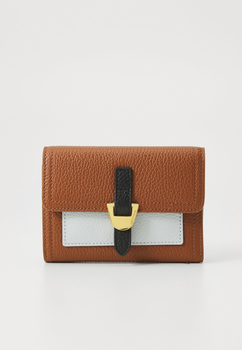 Portafoglio in pelle marrone con texture, dotato di una fascia nera e hardware dorato, caratterizzato da un pannello azzurro chiaro. Forma rettangolare compatta.