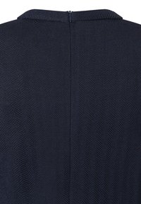 Marineblaues Kleid mit eintexturiertem Fischgrätmuster, ausgestattet mit einem Reißverschluss auf der Rückseite und einem klassischen Kragen. Glatter Stoff mit einer strukturierten Passform.