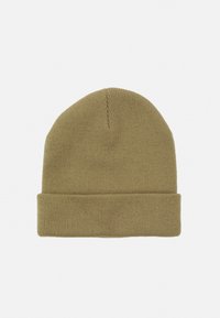Knit kapa u maslinastoj zelenoj boji napravljena od mekog, rastezljivog materijala, s preklopljenim rubom i glatkom teksturom te zaobljenim vrhom.