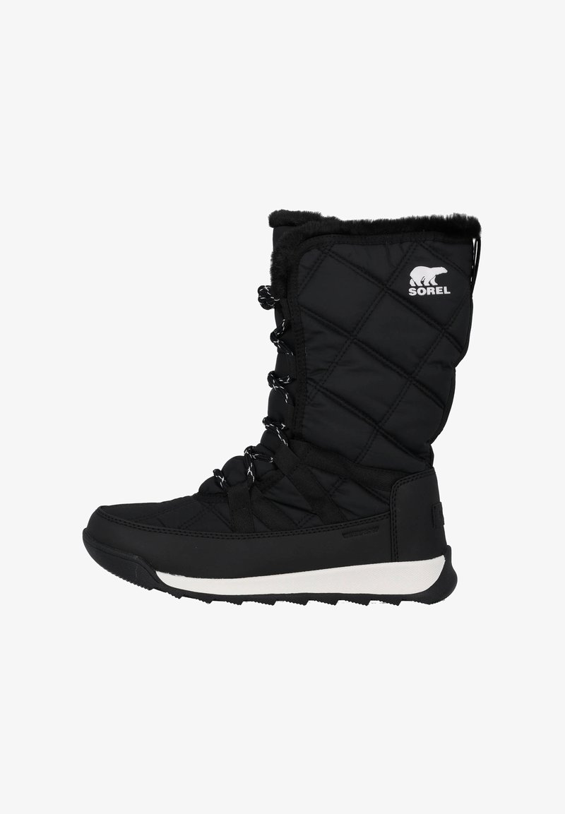 Svart isolert snøboot med quiltet design, falsk pelskrage, snøring foran og hvit gummisåle. Har logo på siden.