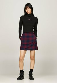 Tommy Jeans SLIM BADGE MOCKNECK - Tops ar garām piedurknēm - black