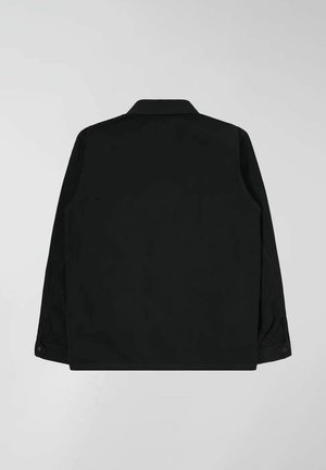 Giacca nera con maniche lunghe, polsini con bottoni e colletto. Presenta una texture liscia e un design minimalista, senza loghi o motivi visibili.