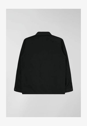 Giacca nera con maniche lunghe, polsini con bottoni e colletto. Presenta una texture liscia e un design minimalista, senza loghi o motivi visibili.