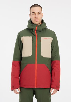 Chaqueta verde y roja con paneles beige, que cuenta con una capucha ajustable, cierre de cremallera y bolsillos; fabricada con material resistente a la intemperie.