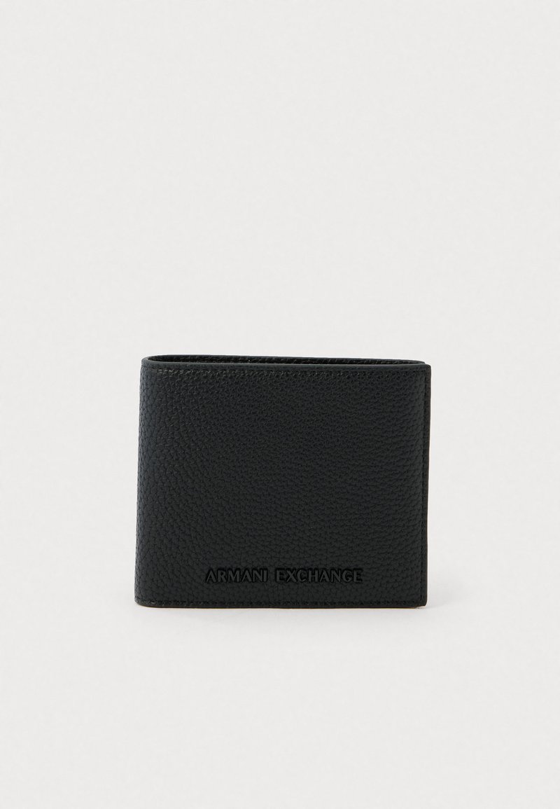Portafoglio bifold in pelle nera con texture, con "Armani Exchange" impresso sul davanti, mostrato chiuso su uno sfondo bianco semplice.