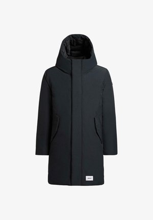 Zwarte parka-jas met een hoge kraag, ritssluiting aan de voorkant en twee zijzakken. Beschikt over een gladde stof en een logopatch aan de onderkant.