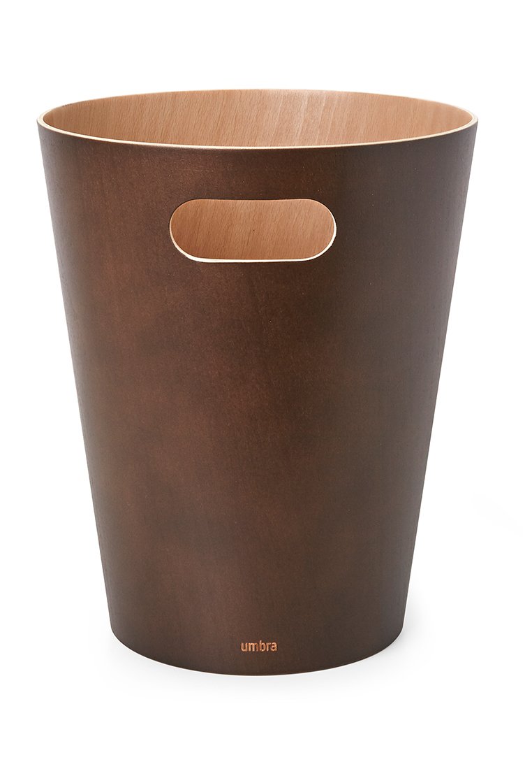 Brauner Holzabfallbehälter mit konischer Form, offenen Griffausschnitten und einem hellen Holzinneren, das an der Basis mit einem dezenten Logo versehen ist.
