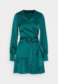 Tyrkysové saténové šaty na zavazování s dlouhým rukávem, stahováním v pase a vrstveným ruflovým lemem. Hladká textura, hluboký výstřih do V a na jedné straně skládání.